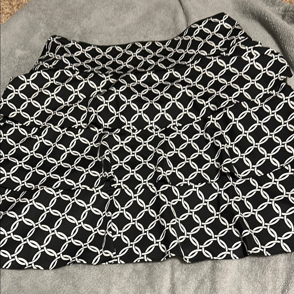 White House Black Market Black and White ruffled Skirt size 8
